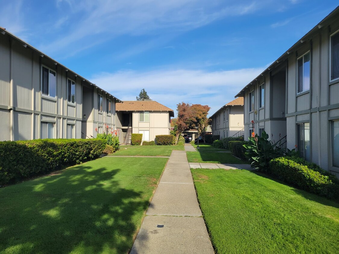 Primary Photo - Spacious ground floor condo on Walnut Cree...