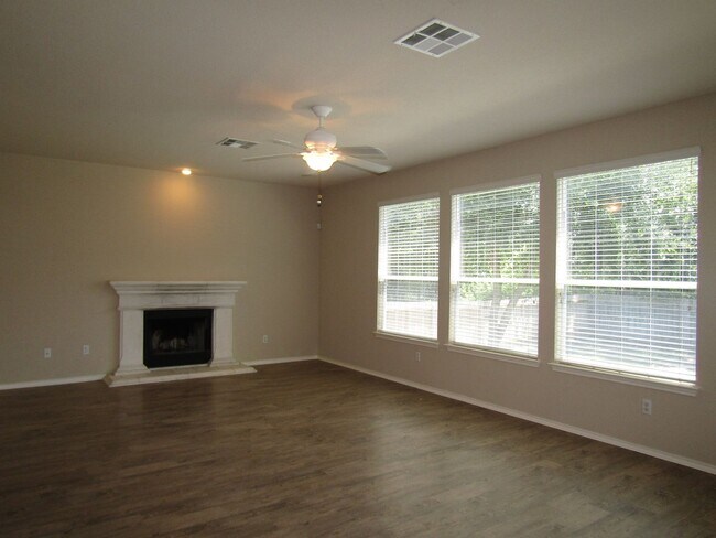 Foto del edificio - 593 Cullen Blvd
