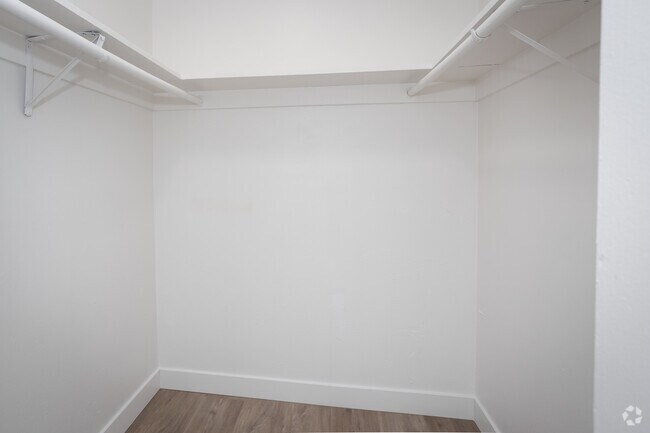 2 habitaciones, 1 baño - 800 pies cuadrados - Vestidor - 637 W. 79th