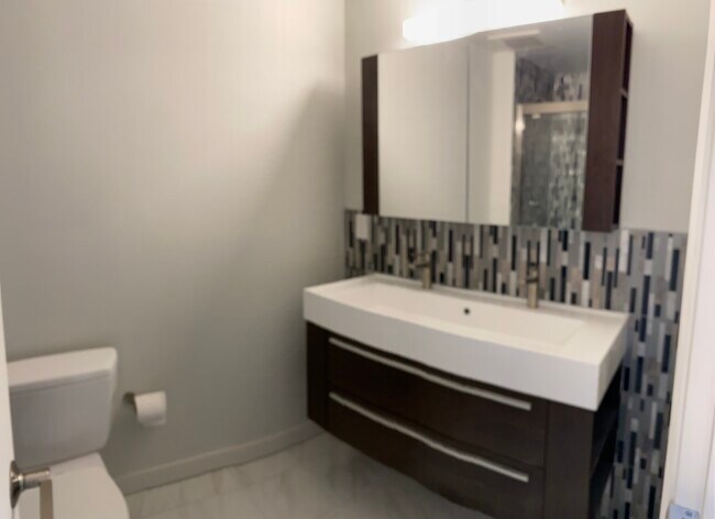 Master Bath En Suite - 2522 Taraval St