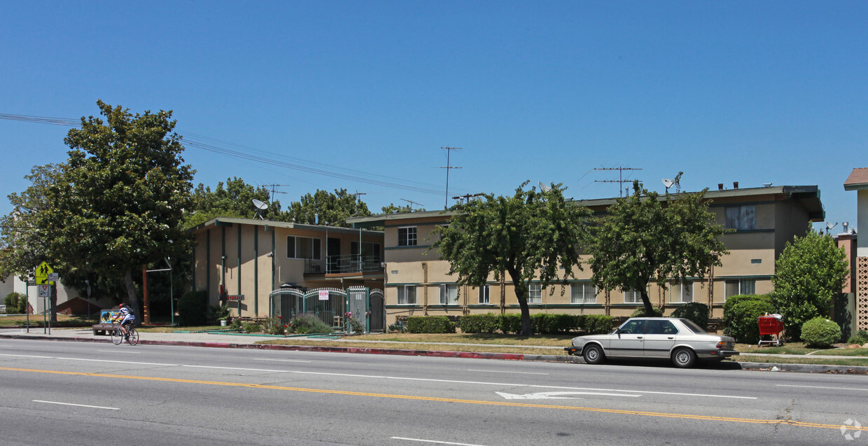 Primary Photo - Martinique Apartments