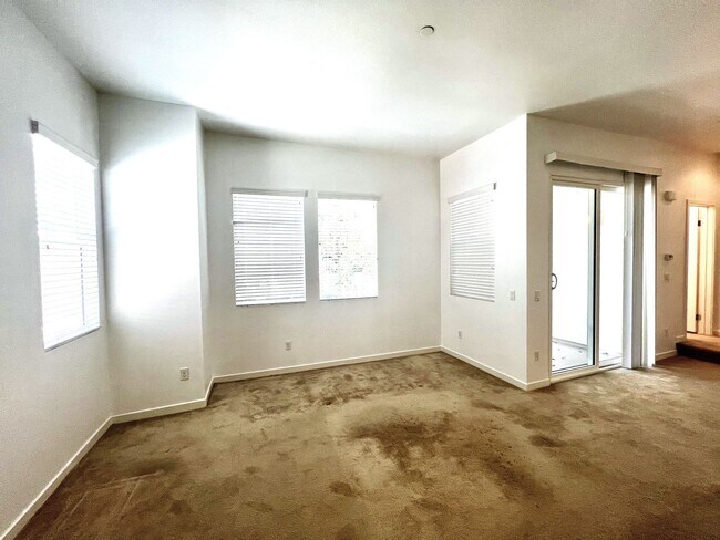 Foto del edificio - Beautiful 2 Bedroom Contemporary Style Townhome for Lease in Brea with Attached 2-Car Garage