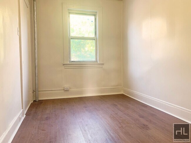 Foto del edificio - 4 Bedroom 30 AVENUE/ Central Astoria