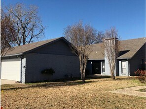 Building Photo - 2205 Heritage Cir