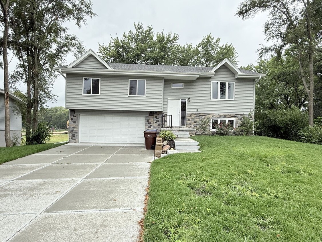 Primary Photo - Modern 3 Bedroom with Finished Walkout!!