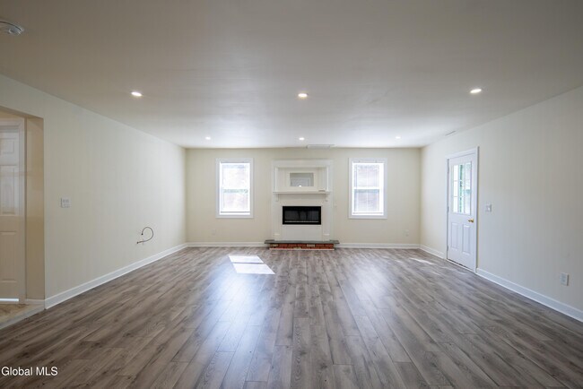 Foto del edificio - 489 Grooms Rd