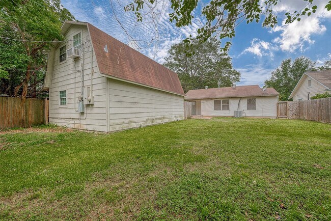 Building Photo - 2051 Santa Rosa St