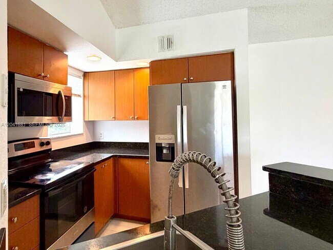 Foto del edificio - 3330 Pinewalk Dr N