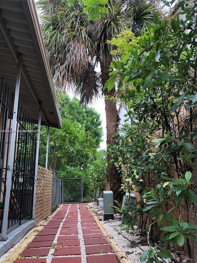 Foto del edificio - 6530 W 2nd Ct