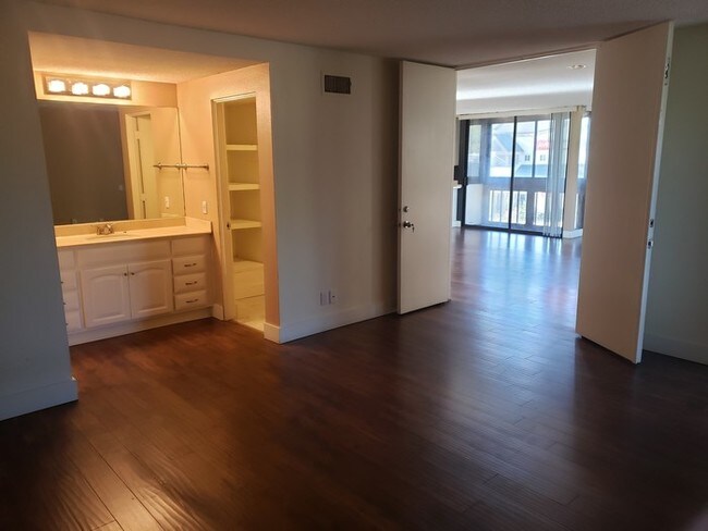Building Photo - Spacious La Jolla Cond for Rent
