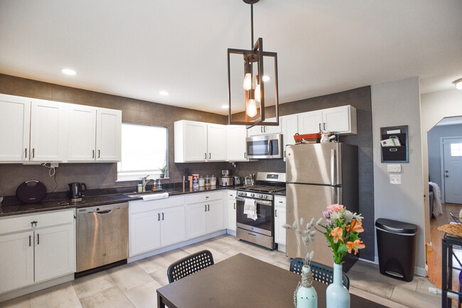 Building Photo - Zinsle Flats