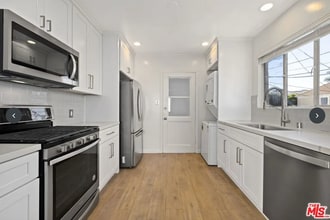 Building Photo - 121 Crescent Dr