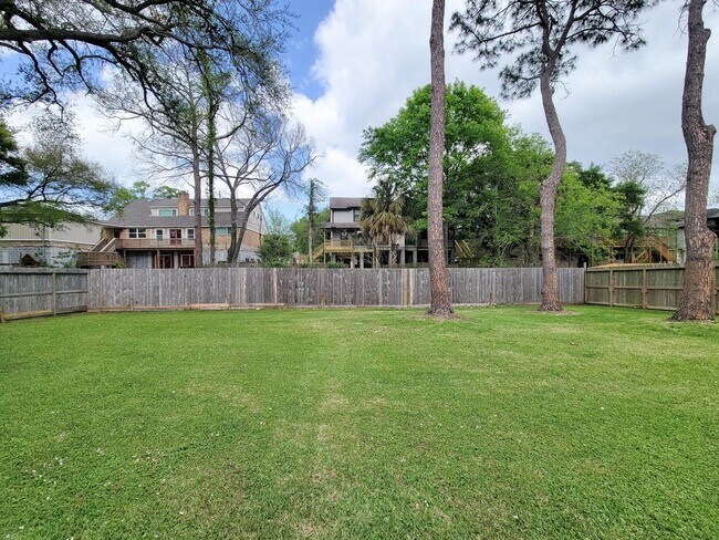 Foto del edificio - BEAUTIFUL LARGE 4 BEDROOM 2.5 BATH HOME