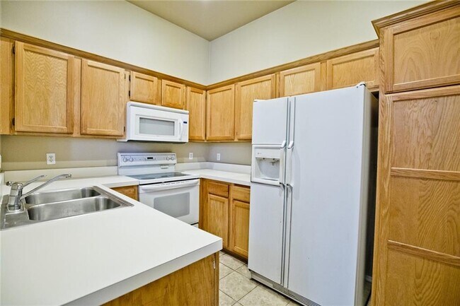 Building Photo - 765 Founders Park Dr E