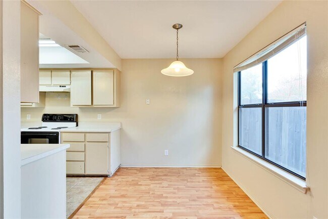 Foto del edificio - 8806 Springmail Cir