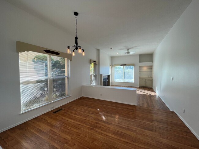 Building Photo - Elegant 2 Bedroom 2 Bathroom Home In The NE!