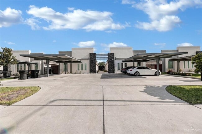 Building Photo - 1012 E la Cantera Ave