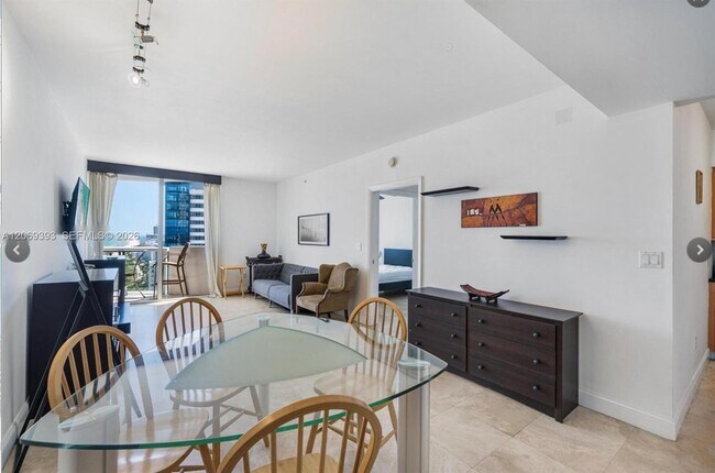 Foto del edificio - 6365 Collins Ave
