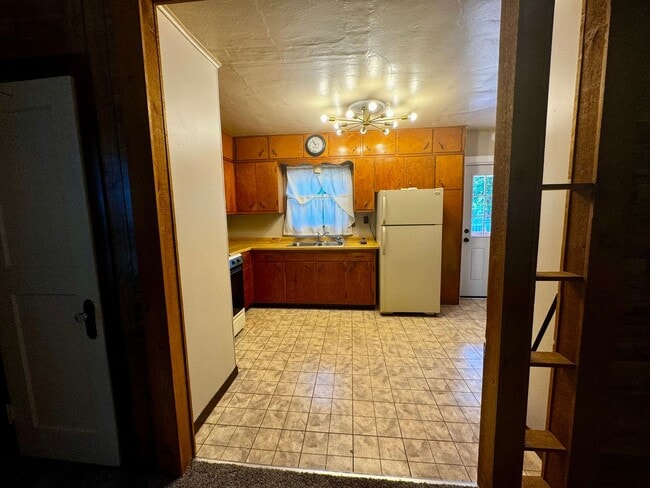 Building Photo - $1,250 - 2 Bed/1 Bath Single Family Home i...