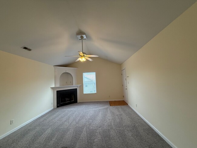 Building Photo - Great 2 Bedroom Condo off of Mellwood Ave