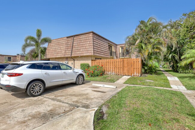 Building Photo - 712 Springdale Cir