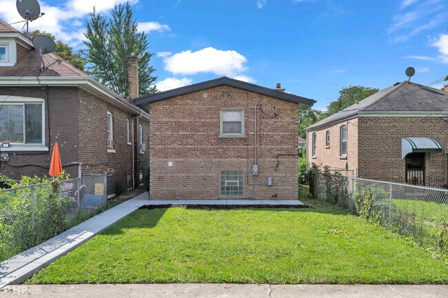 Building Photo - 2246 W 71st