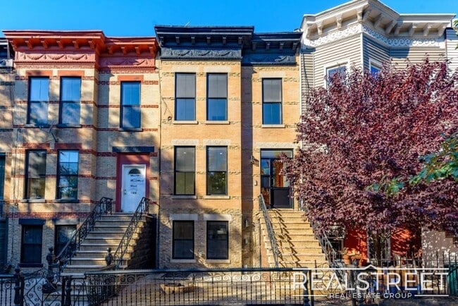 Building Photo - Charming Brand New 2.5 Bed 2 Bath with Ter...