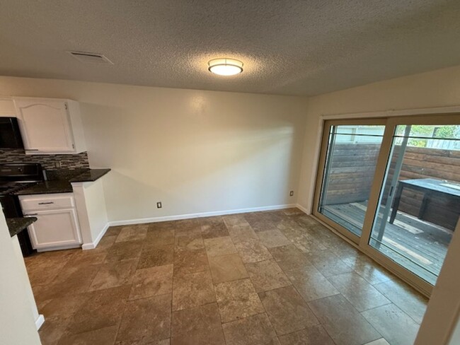 Foto del edificio - Upgraded 3-Bedroom Condo for Rent in Arleta!