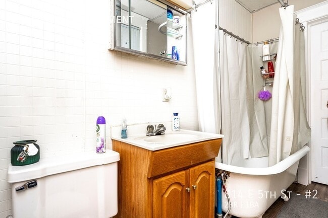 Building Photo - 814 E 5th St