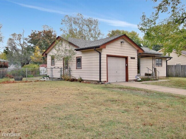 Building Photo - 3 br, 1 bath House - 2820 S. Greenway Blvd.