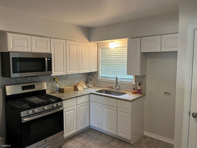 Building Photo - 3 br, 1 bath House - 252 Victory Street