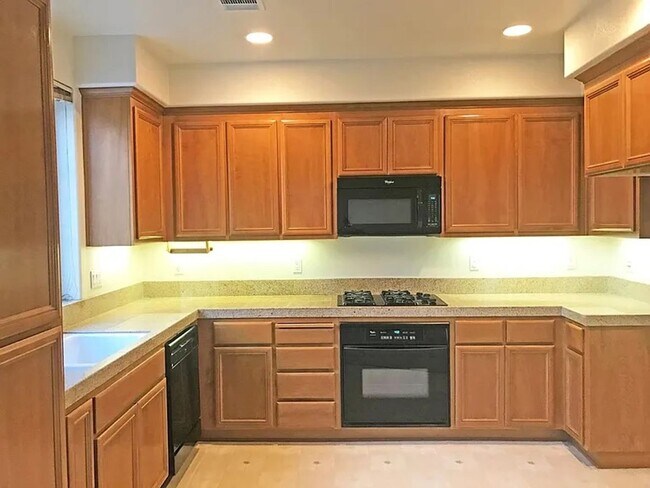 Foto del edificio - PEACEFUL & CONVENIENT TOWNHOME INCLUDES TW...