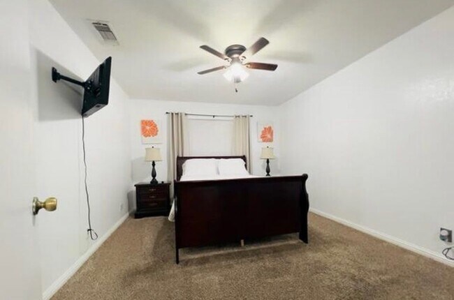 Foto del edificio - 112 N Lemoore Ave