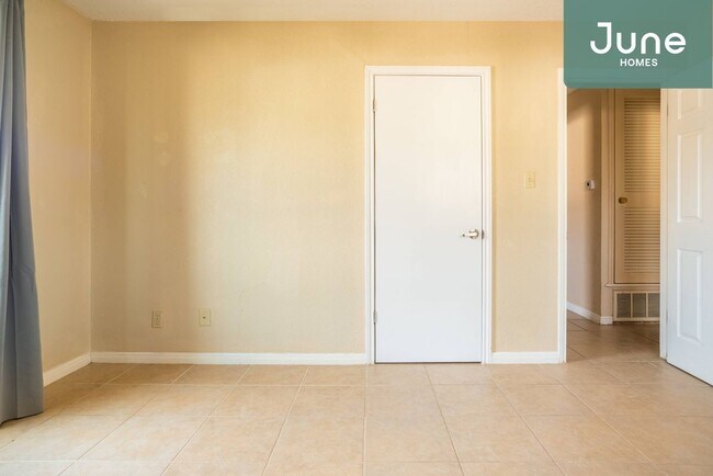 Building Photo - ROOM ONLY in 4-bed/2.0-bath Home