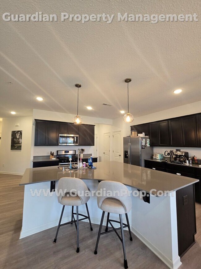 Foto del edificio - Lake Elmo Townhouse, Newer build, 2 Car Ga...