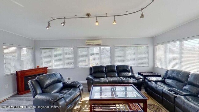 Foto del edificio - 743 Shrewsbury Ave