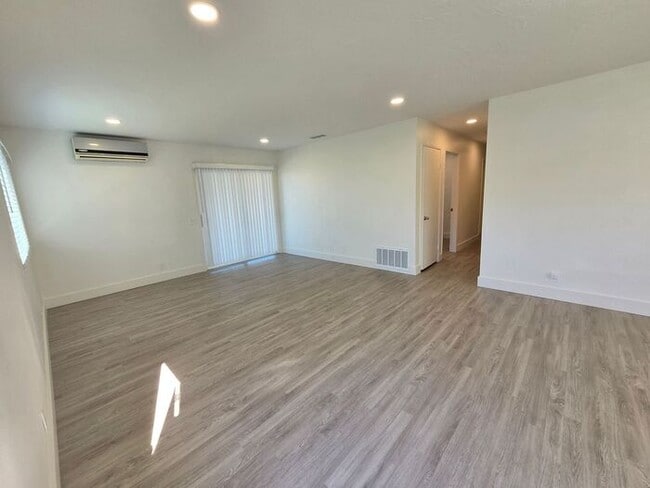 Foto del edificio - Charming 3 BR / 2BA with a large yard and ...