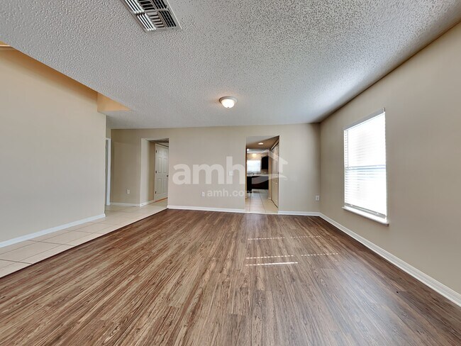 Foto del edificio - 8051 Foxdale Dr