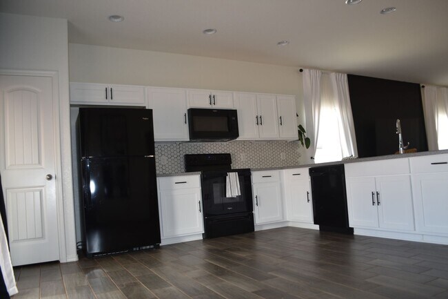 Building Photo - Newer 2021 Beautiful home in gated communi...