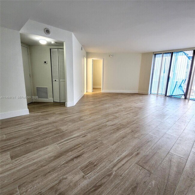 Foto del edificio - 18181 NE 31st Ct