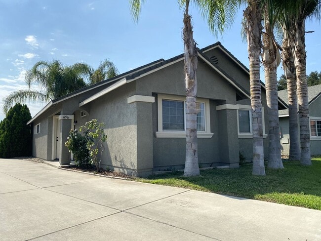 Foto del edificio - 3 bedroom 2 bathroom home located in a gat...