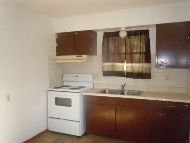 Building Photo - 1100 Arrowhead Dr