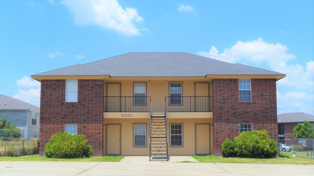 Primary Photo - 3301 Barcelona Dr