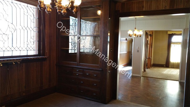 Photo - 725 W Park St