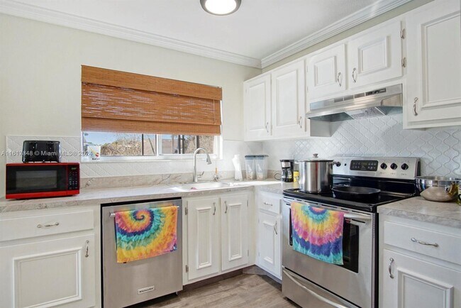 Building Photo - 532 SE Whitmore Dr