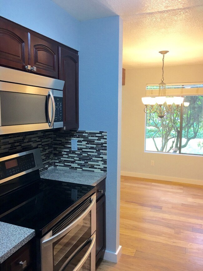 Building Photo - Spacious Clean 3 bdrm minutes to Microsoft