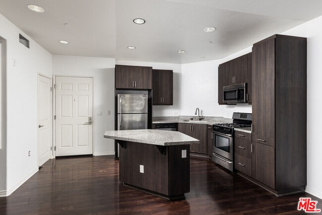 Foto del edificio - 1408 W Washington Blvd