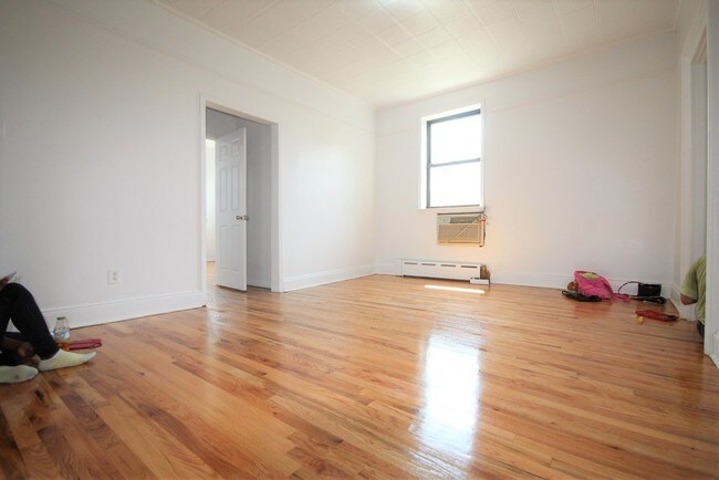 Building Photo - 303 Graham Ave