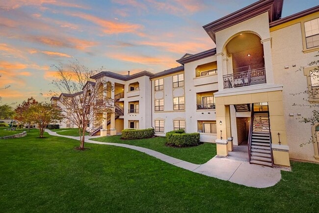 Building Photo - 12800 Center Lake Dr