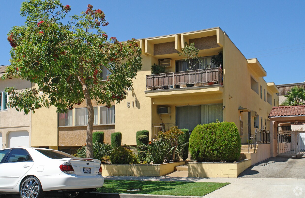 Building Photo - 611 N Kings Rd